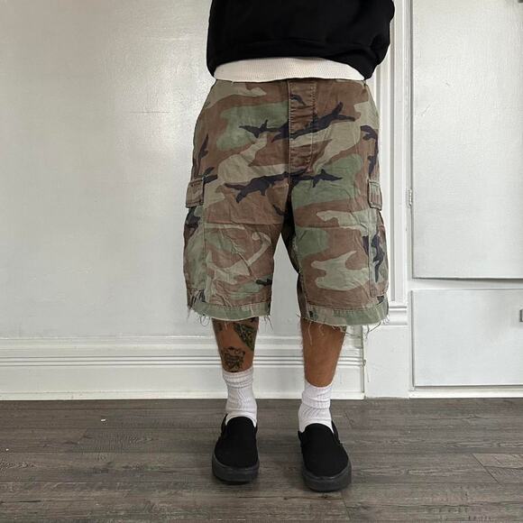 Vintage Camo Thrashed Cargo Utility Faded Long Shorts Capris - Picture 2 of 8